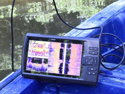 Auf einem Display vom Gewässermessungsgerät wird was angezeigt