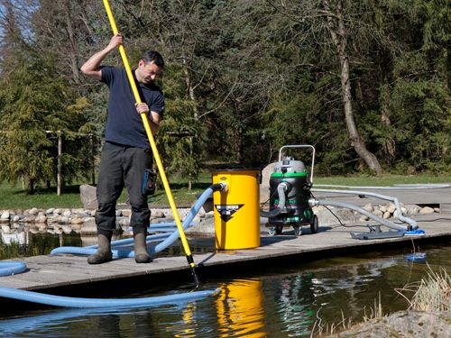 Link zum Abschnitt Gewässerpflege mit Teichschlammsauger