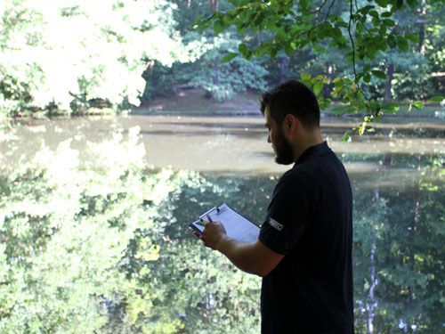 Ein Mann schreibt auf seinen Zettel um einen Beurteilung abzugeben