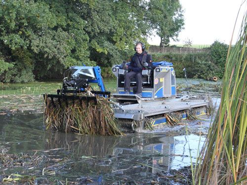 Link zum Abschnitt Gewässerpflege mit Amphibienfahrzeug