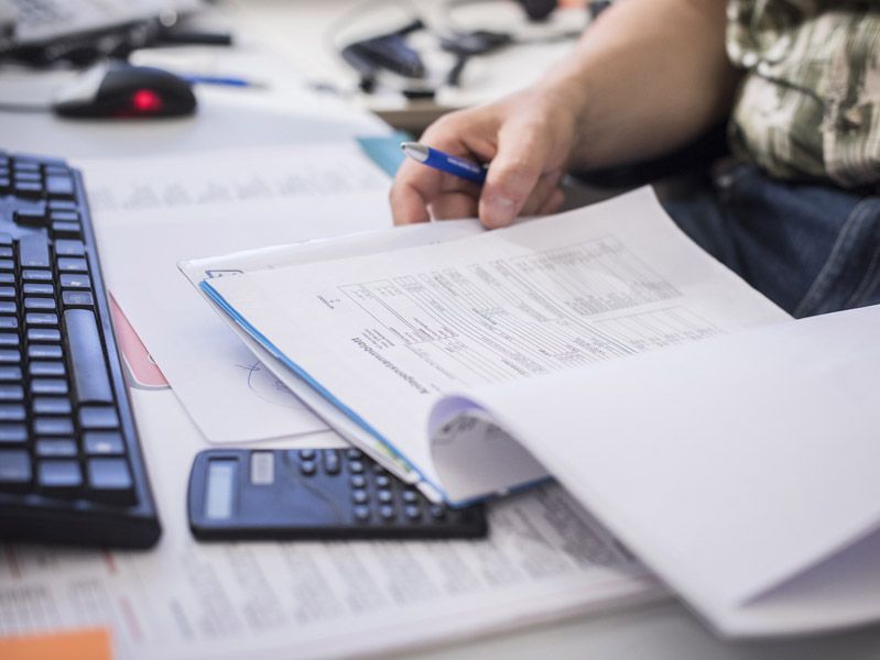 In einem Heft wird nachgeschaut ob was hinzugefügt werden muss in der Tabelle